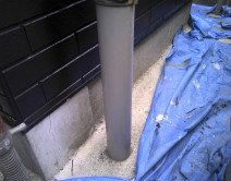 雨樋・破風板：プレミアム無機４フッ化フッ素樹脂（ブラック・コーヒーブラウン・ホワイト・色対応可能）施工邸のBefore（施工前）の様子